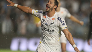 Giuliano, do Santos, comemora o seu segundo gol durante a partida entre Santos e Ponte Preta