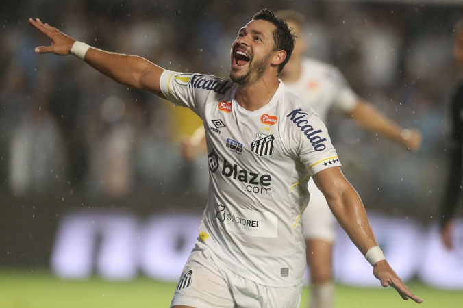 Giuliano, do Santos, comemora o seu segundo gol durante a partida entre Santos e Ponte Preta