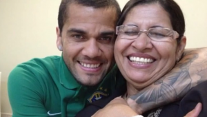 Daniel Alves abraçando sua mãe