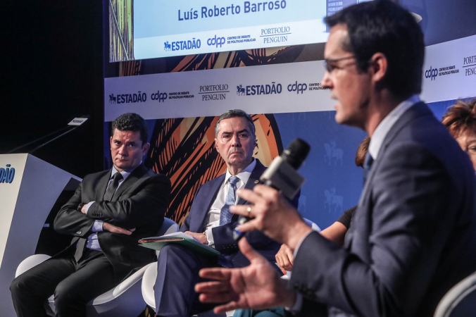 O procurador Deltan Dallagnol (d), coordenador da força-tarefa da Operação Lava Jato em Curitiba, durante o evento para debater os desafios do combate à corrupção, que contou também com as presenças do ministro do Supremo Tribunal Federal Luís Roberto Barroso (centro) e o ministro da Justiça e Segurança Pública, Sérgio Moro