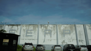Muro de presídio no Rio de Janeiro