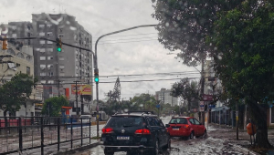 Motoristas enfrentam áreas de alagamento na Avenida Érico Veríssimo, próximo do cruzamento com a Avenida Ipiranga, no centro de Porto Alegre