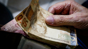 Notas de dinheiro em carteira