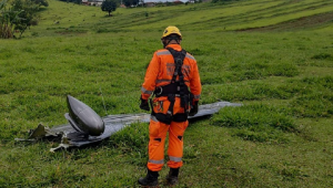 Bombeiro observa parte do avião que caiu na zona rural de Itapeva