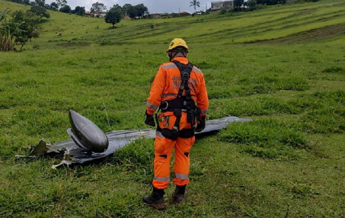 Bombeiro observa parte do avião que caiu na zona rural de Itapeva