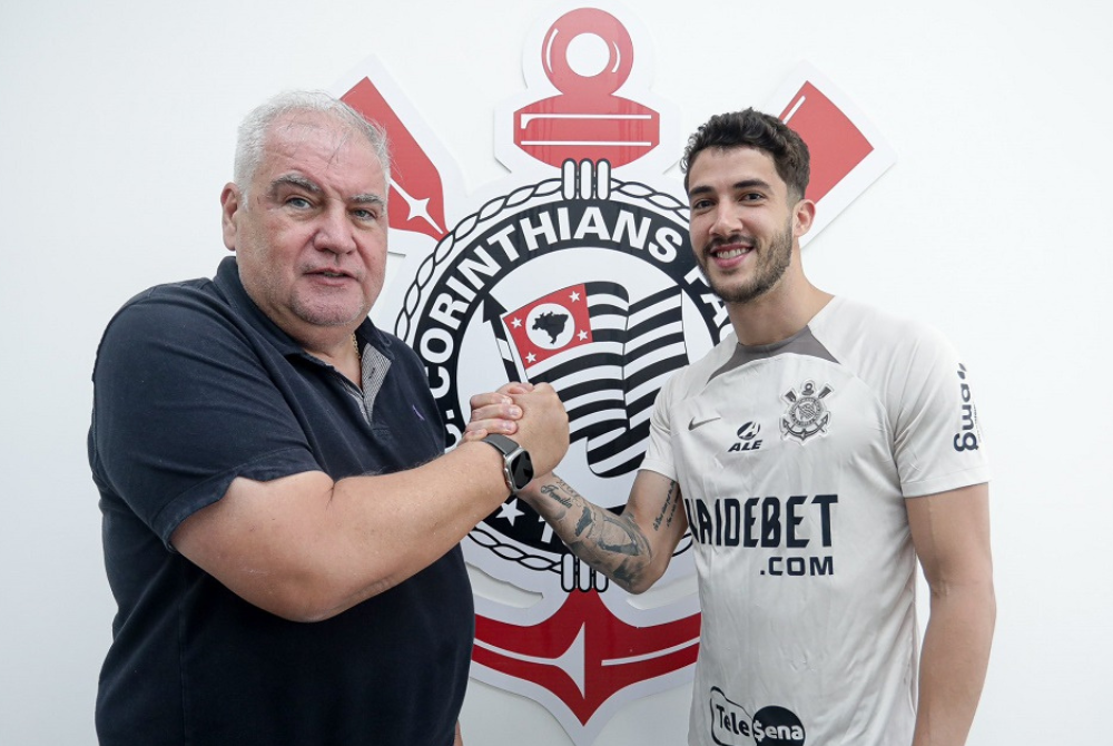 Rubão, diretor de futebol do Corinthians, cumprimenta Gustavo Henrique, novo reforço do clube