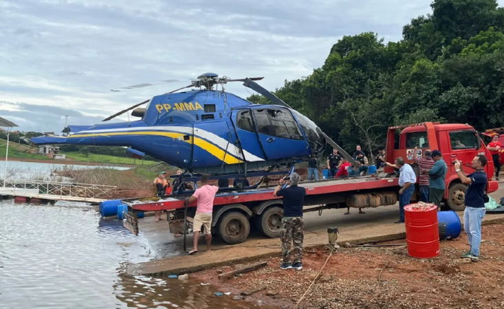 Helicóptero é retirado do Lago de Furnas