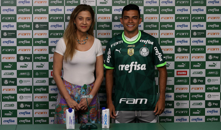 A presidente Leila Pereira, da SE Palmeiras, apresenta Bruno Rodrigues (D), o mais novo atleta do clube, na Academia de Futebol.