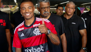 O meio-campista uruguaio Nicolás De La Cruz, novo reforço do Flamengo, desembarca no Aeroporto Internacional do Galeão