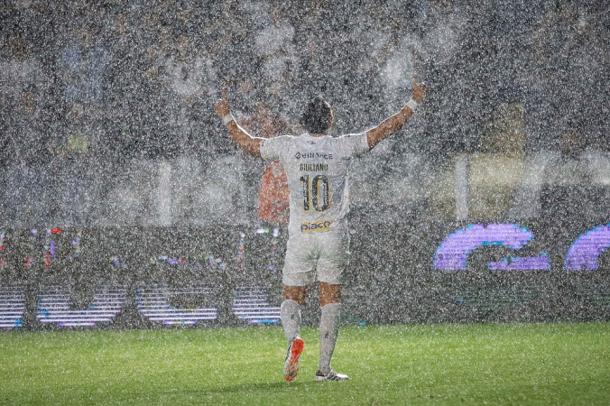 Giuliano, do Santos, comemora após marcar gol durante a partida entre Santos e Ponte Preta
