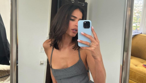 Bruna Marquezine faz selfie em frente ao espelho