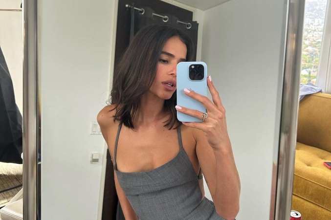Bruna Marquezine faz selfie em frente ao espelho