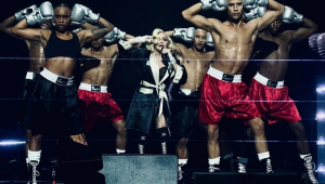 A cantora Madonna se apresenta em Londres, em apresentação da Celebration Tour