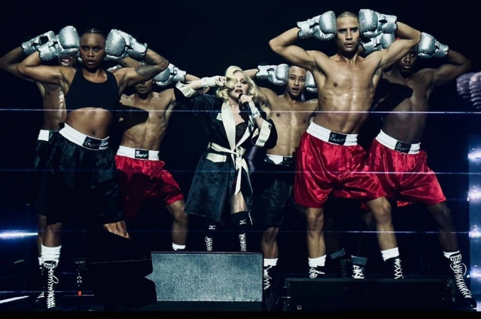 A cantora Madonna se apresenta em Londres, em apresentação da Celebration Tour