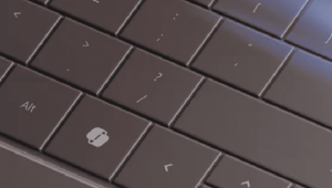 Novo teclado da Microsoft, com nova tecla de atalho para chamar um assistente de inteligência artificial no Window