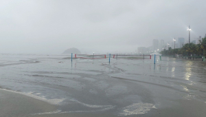 Vista da orla de Santos, no litoral sul paulista, em quinta-feira de céu nublado e chuva.