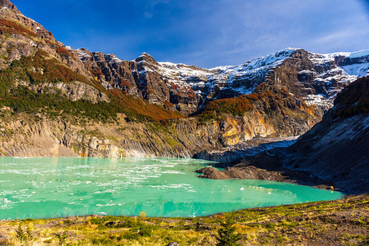 Majestosas montanhas e rios sinuosos compõem o cenário de Ushuaia 
