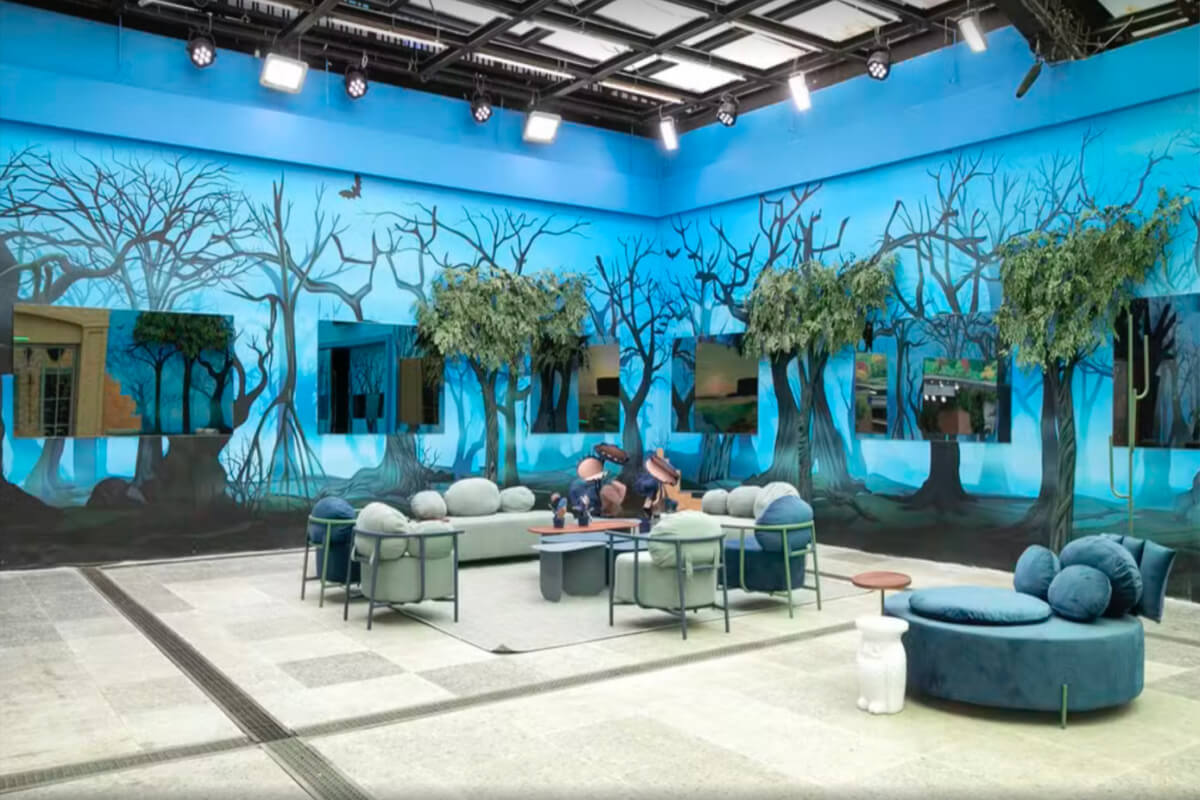 Nesta edição, há um toque místico na decoração, envolvendo elementos como fadas, gnomos e florestas encantadas 