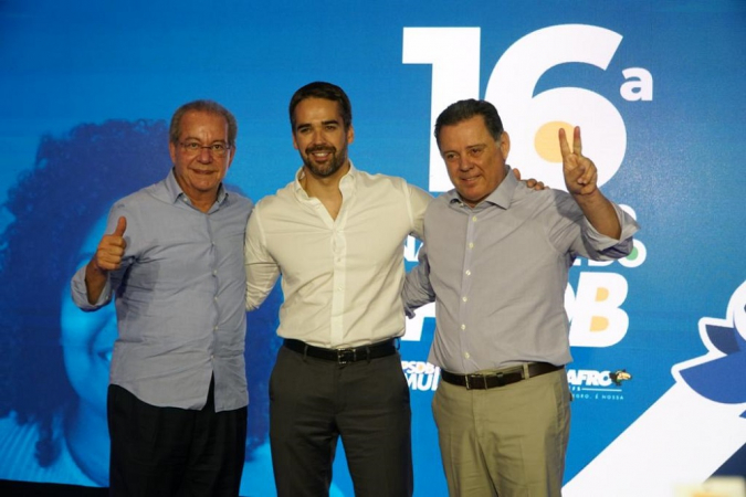 José Aníbal e Eduardo Leite, ex-presidentes do PSDB, parabenizam Marconi Perillo após sua eleição para assumir a presidência do partido