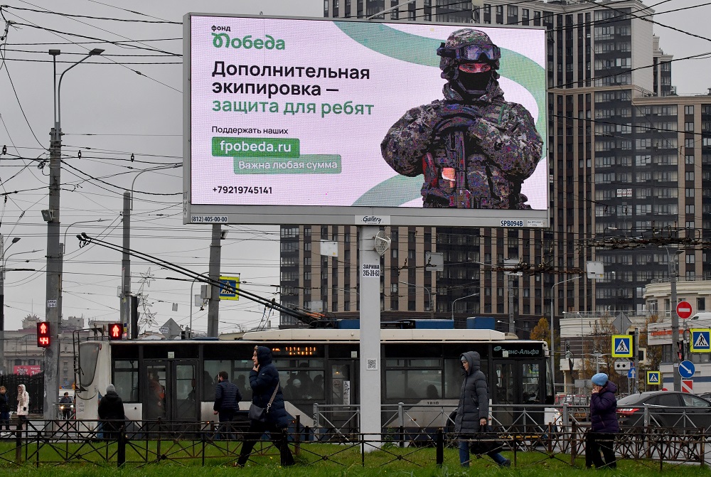 Um outdoor eletrônico do Pobeda (Vitória), arrecadando fundos para equipamentos para militares russos