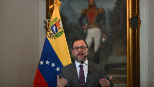 O ministro das Relações Exteriores da Venezuela, Yvan Gil, fala durante entrevista coletiva em resposta às declarações anteriores do Relator Especial das Nações Unidas sobre o Direito à Alimentação, Michael Fakhri