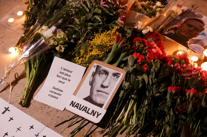 cartazes com retratos, flores e velas exibidos como parte de um comício em homenagem a Alexei Navalny