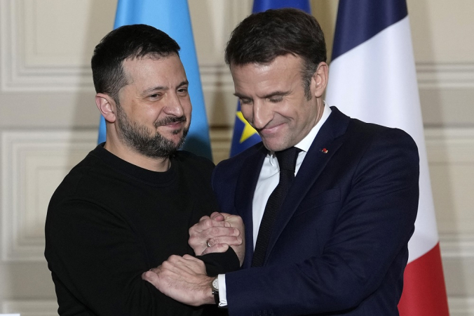 O presidente da França, Emmanuel Macron (dir.), aperta a mão do presidente da Ucrânia, Volodymyr Zelensky (esq.), durante uma conferência de imprensa no palácio presidencial do Eliseu, em Paris