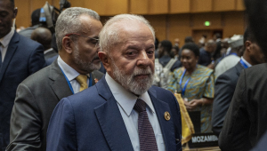 O presidente brasileiro, Luiz Inácio Lula da Silva, chega antes da cerimônia de abertura da 37ª Sessão Ordinária da Assembleia da União Africana (UA)