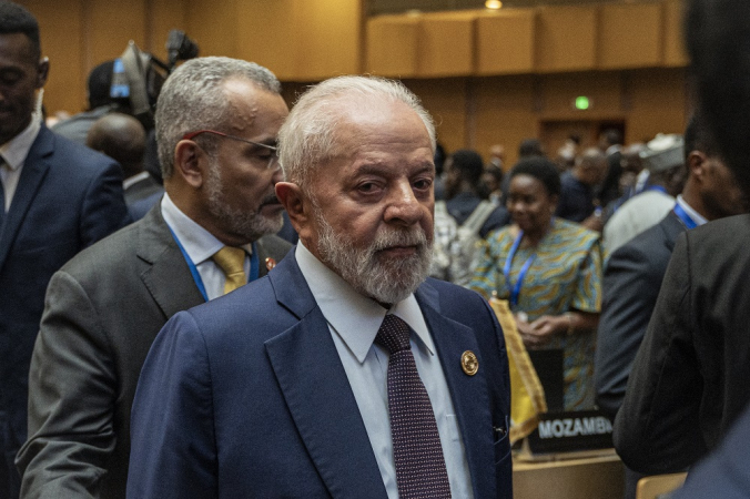 O presidente brasileiro, Luiz Inácio Lula da Silva, chega antes da cerimônia de abertura da 37ª Sessão Ordinária da Assembleia da União Africana (UA)