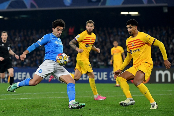 O atacante argentino número 18 do Napoli, Giovanni Simeone (e), chuta durante a partida de futebol da primeira mão das oitavas de final da UEFA Champions League entre Napoli e Barcelona,