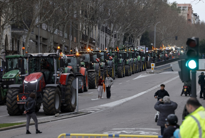 Manifestantes conduzem os seus tratores ao saírem da cidade após um protesto de agricultores para denunciar as suas condições e a política agrícola europeia em Madri