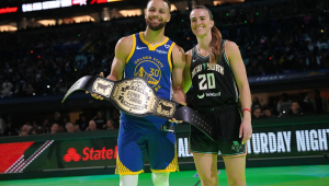 Stephen Curry nº 30 do Golden State Warriors e Sabrina Ionescu nº 20 do New York Liberty posam para uma foto