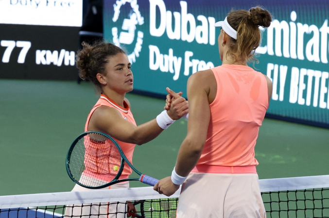 A italiana Jasmine Paolini e a brasileira Beatriz Haddad Maia apertam as mãos após a partida das oitavas de final