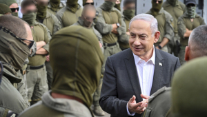 O primeiro-ministro israelense, Benjamin Netanyahu, visita as forças que participaram esta manhã da operação de resgate de dois reféns em Rafah