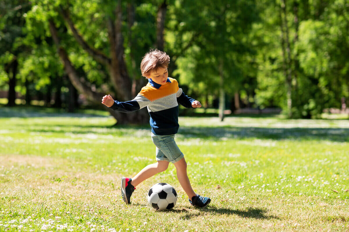 Praticar esportes beneficia crianças e adolescentes de diversas maneiras 