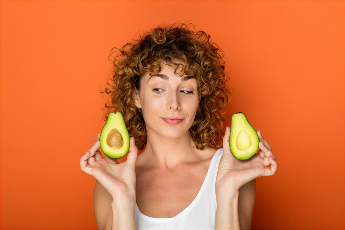 O abacate é uma fruta que oferecer diversos benefícios à saúde 