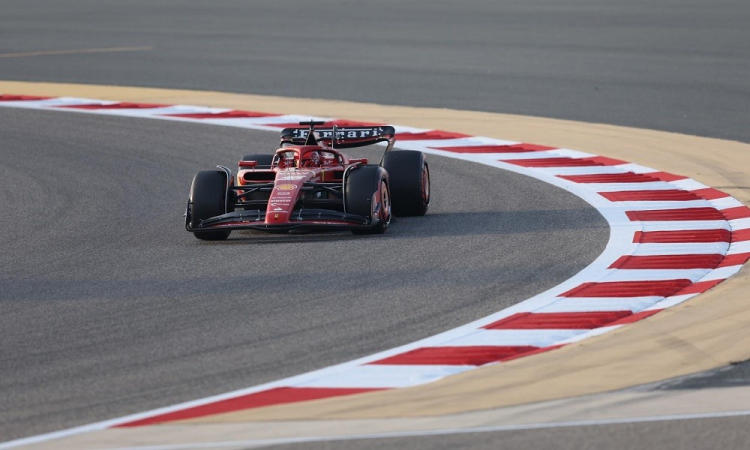 O piloto de Fórmula 1 de Mônaco, Charles Leclerc, da Ferrari, dirige seu carro durante os testes de pré-temporada