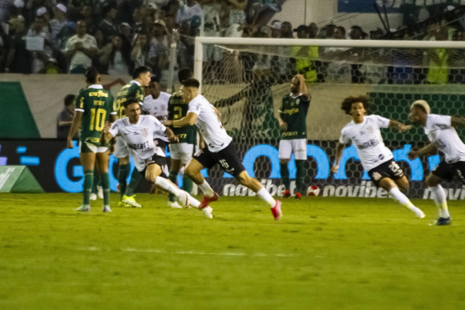 Rodrigo Garro, do Corinthians, comemora seu gol marcado sobre o Palmeiras