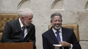 Os presidentes da República, Luiz Inácio Lula da Silva, e da Câmara, Arthur Lira (PP-AL), durante a cerimônia de posse do novo ministro do Supremo Tribunal Federal (STF), Flávio Dino