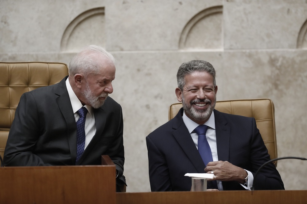 Os presidentes da República, Luiz Inácio Lula da Silva, e da Câmara, Arthur Lira (PP-AL), durante a cerimônia de posse do novo ministro do Supremo Tribunal Federal (STF), Flávio Dino
