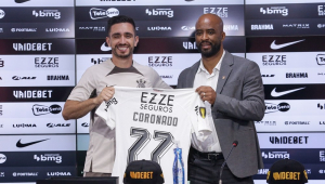 O meia Igor Coronado foi apresentado no Corinthians ao lado do gerente de futebol Fabinho Soldado