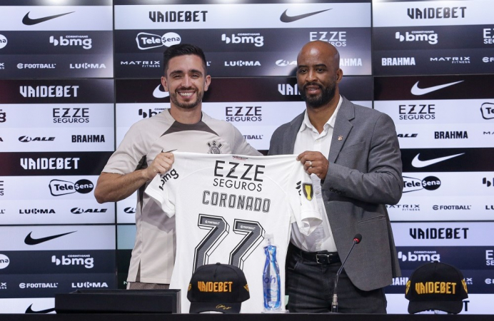 O meia Igor Coronado foi apresentado no Corinthians ao lado do gerente de futebol Fabinho Soldado