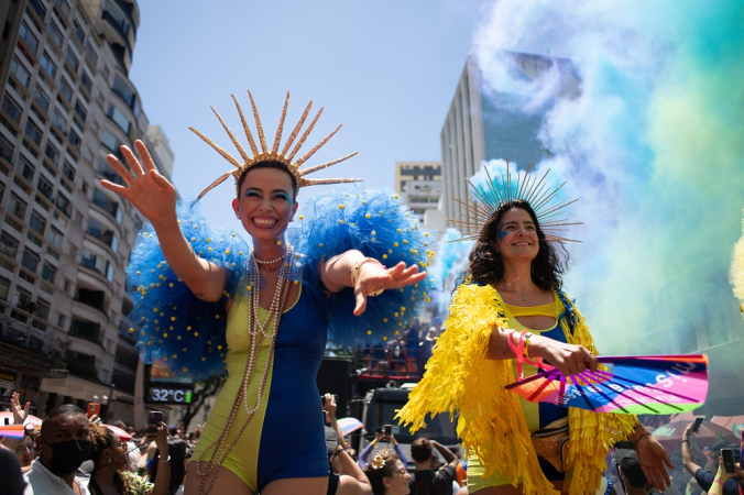 Foliões participaram do desfile do Bloco Tarado ni Você na Avenida São João, no centro da cidade de São Paulo