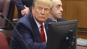 O ex-presidente dos EUA Donald Trump (E) aguarda o início de uma audiência no Tribunal Criminal de Nova York