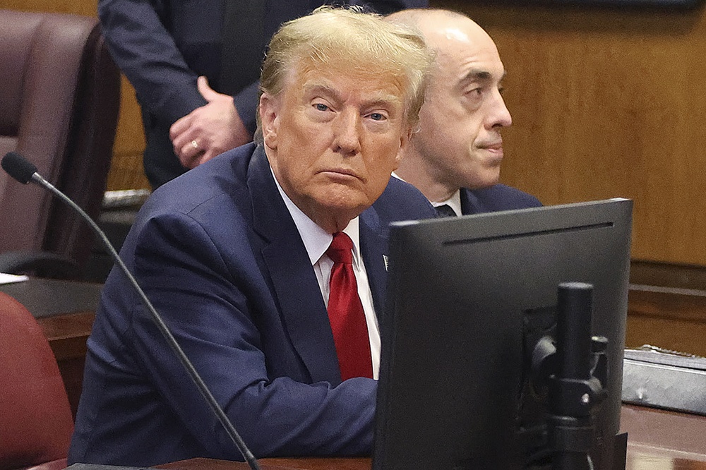 O ex-presidente dos EUA Donald Trump (E) aguarda o início de uma audiência no Tribunal Criminal de Nova York