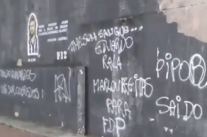Muro do estádio Nilton Santos pichado com ofensas ao elenco