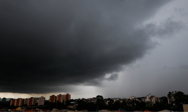Chuva forte em São Paulo causa 13 pontos de alagamento e deixa cidade em estado de atenção