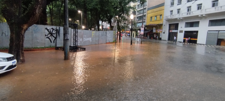 Chuva forte que atingiu a capital paulista na tarde deste domingo, 18, gerou pontos de alagamento na região da Praça da República