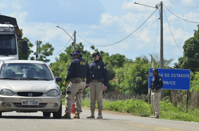 Policiais realizam uma força-tarefa na divisa do Rio Grande do Norte com o Ceará
