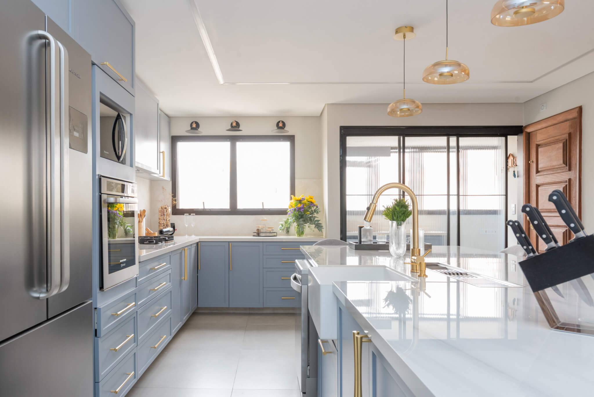 É possível separar cozinha e área de serviço sem prejudicar a estética dos ambientes 